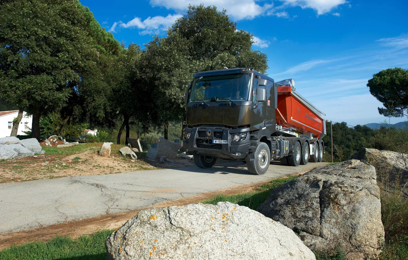 Фото обои дорога, камни, растительность, грузовик, Renault, кузов, тягач, трёхосный