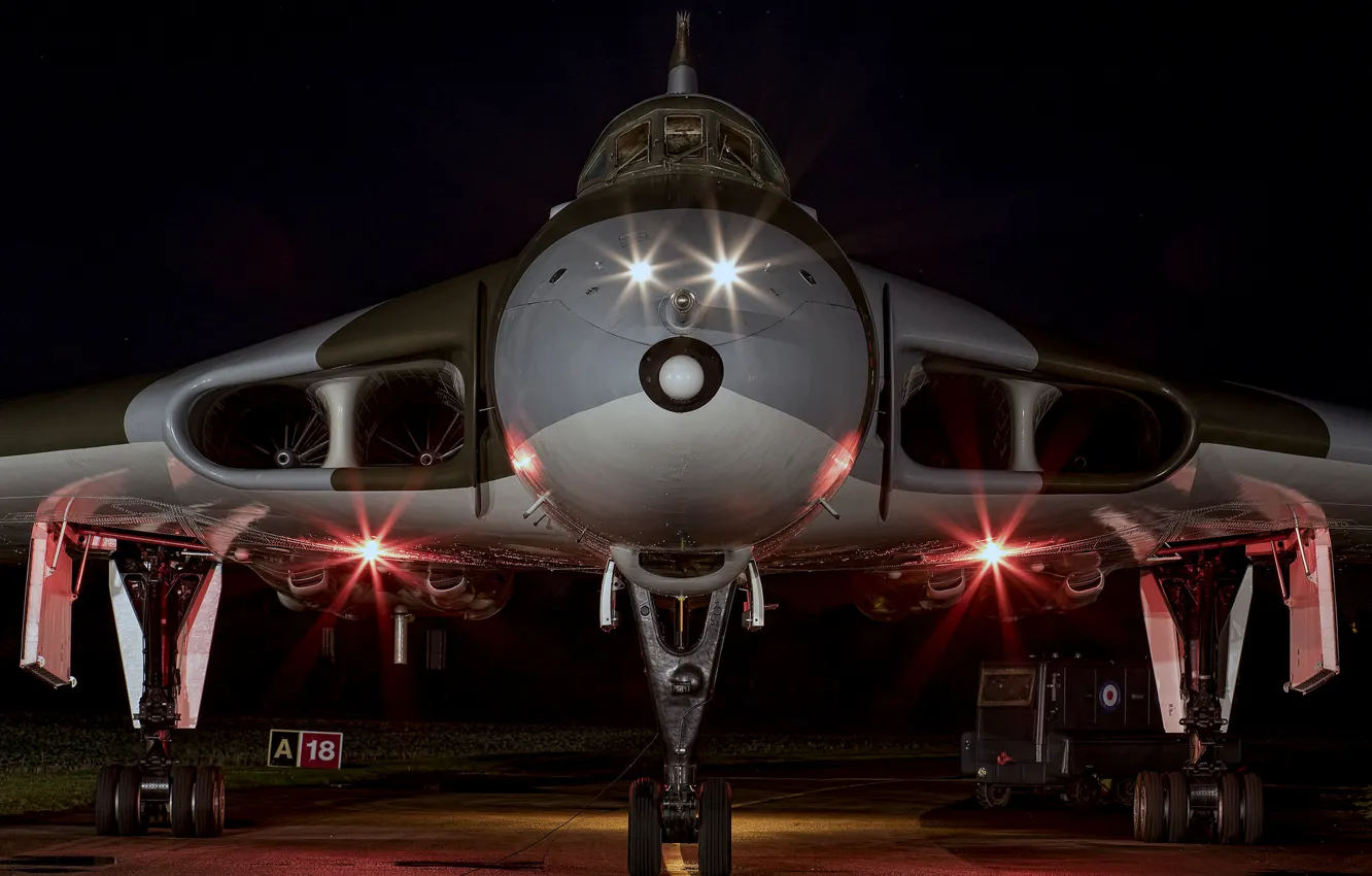 Фото обои огни, бомбардировщик, аэродром, стратегический, Avro Vulcan, «Вулкан»