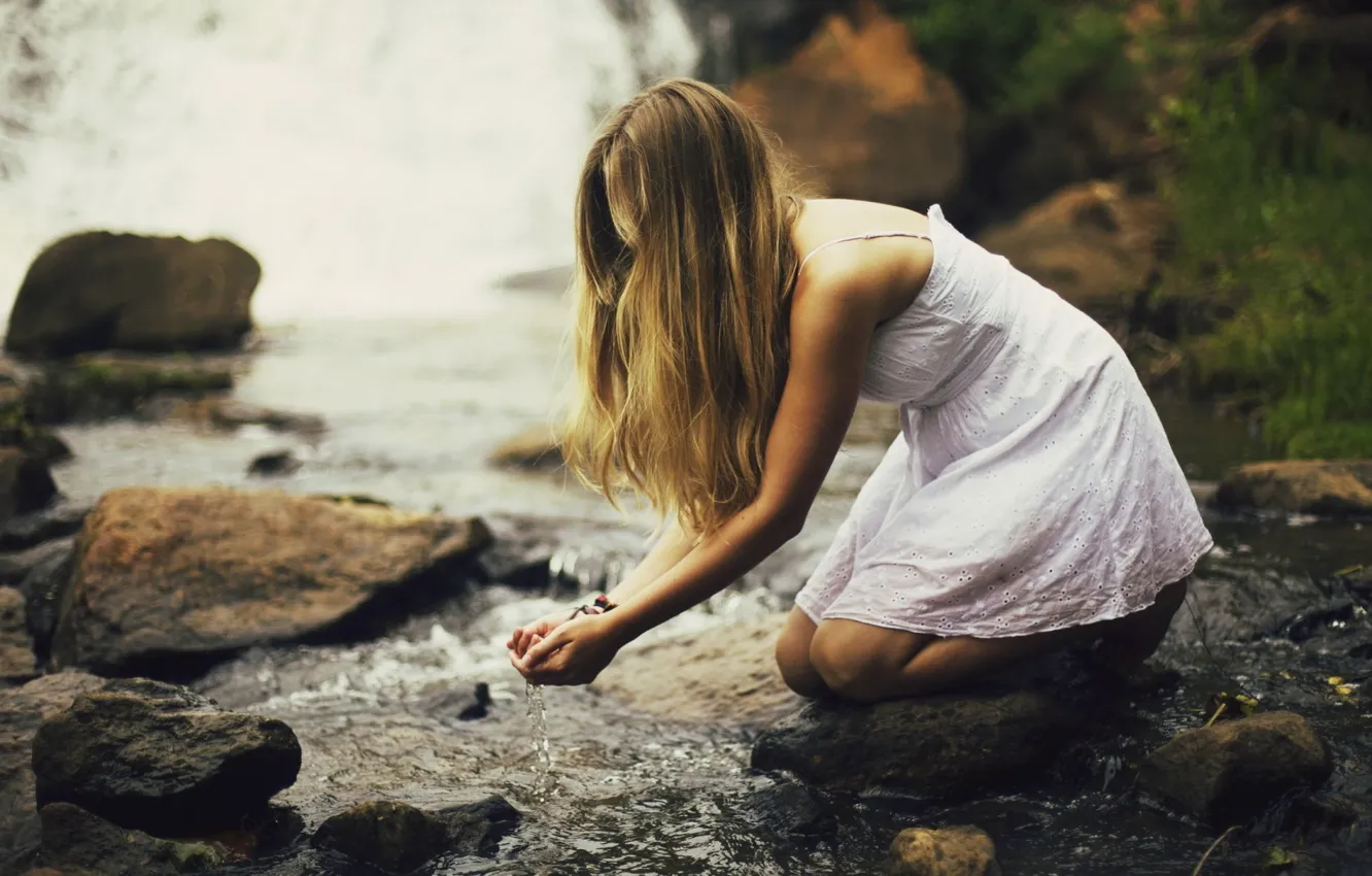Фото обои вода, девушка, камни