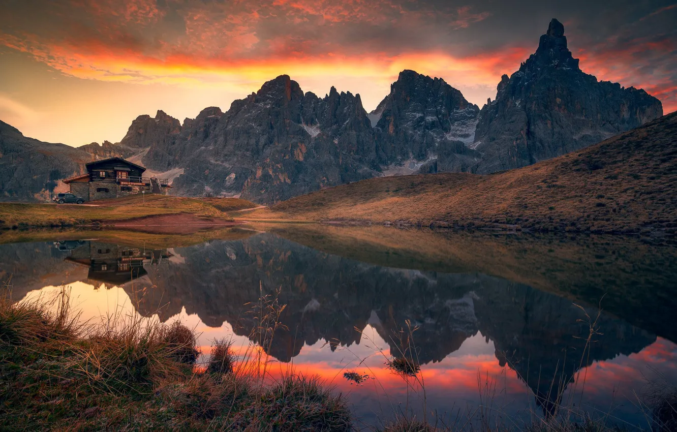 Фото обои горы, отражение, скалы, домик, водоем