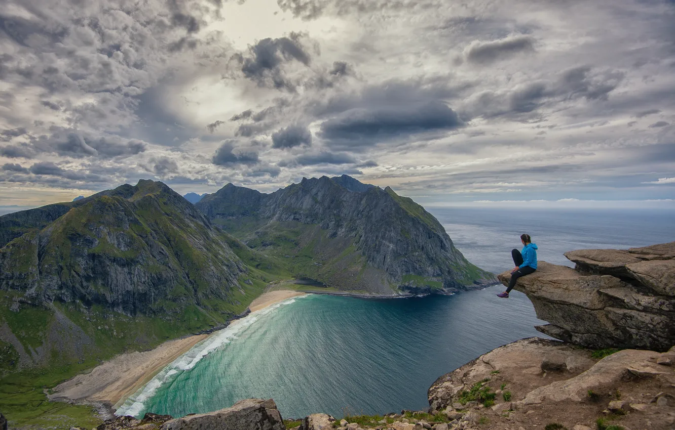 Фото обои море, скалистые горы, фьорд, пасмурное небо, девушка на краю обрыва