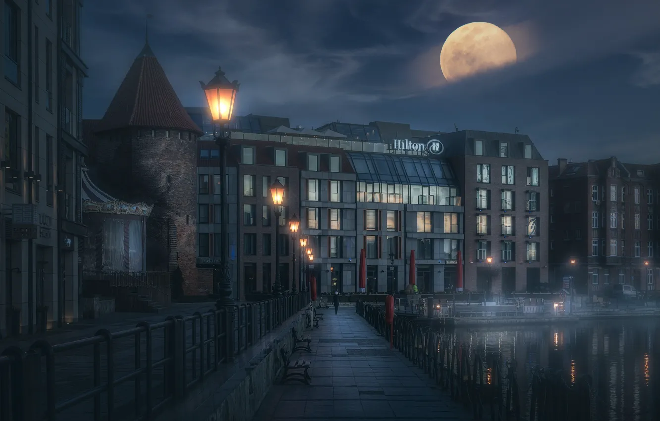 Фото обои ночь, город, луна, здания, Польша, фонари, Гданьск