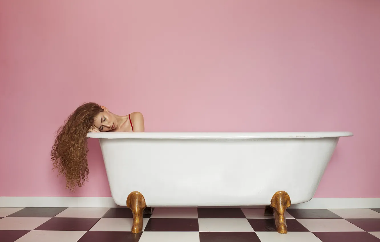 Фото обои девушка, лицо, стена, волосы, ванна, плечо