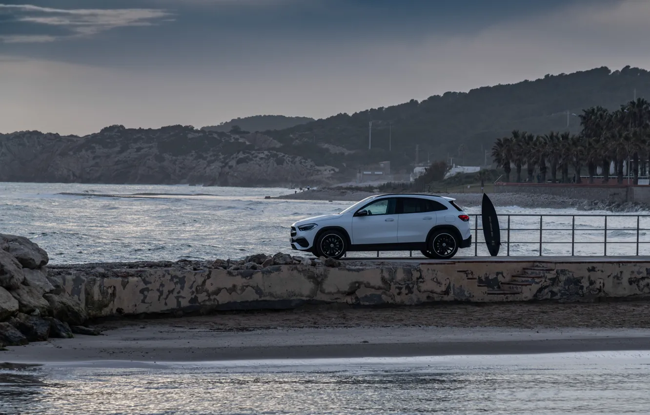 Фото обои побережье, Mercedes-Benz, вид сбоку, кроссовер, GLA, 4MATIC, GLA-Class, 2020