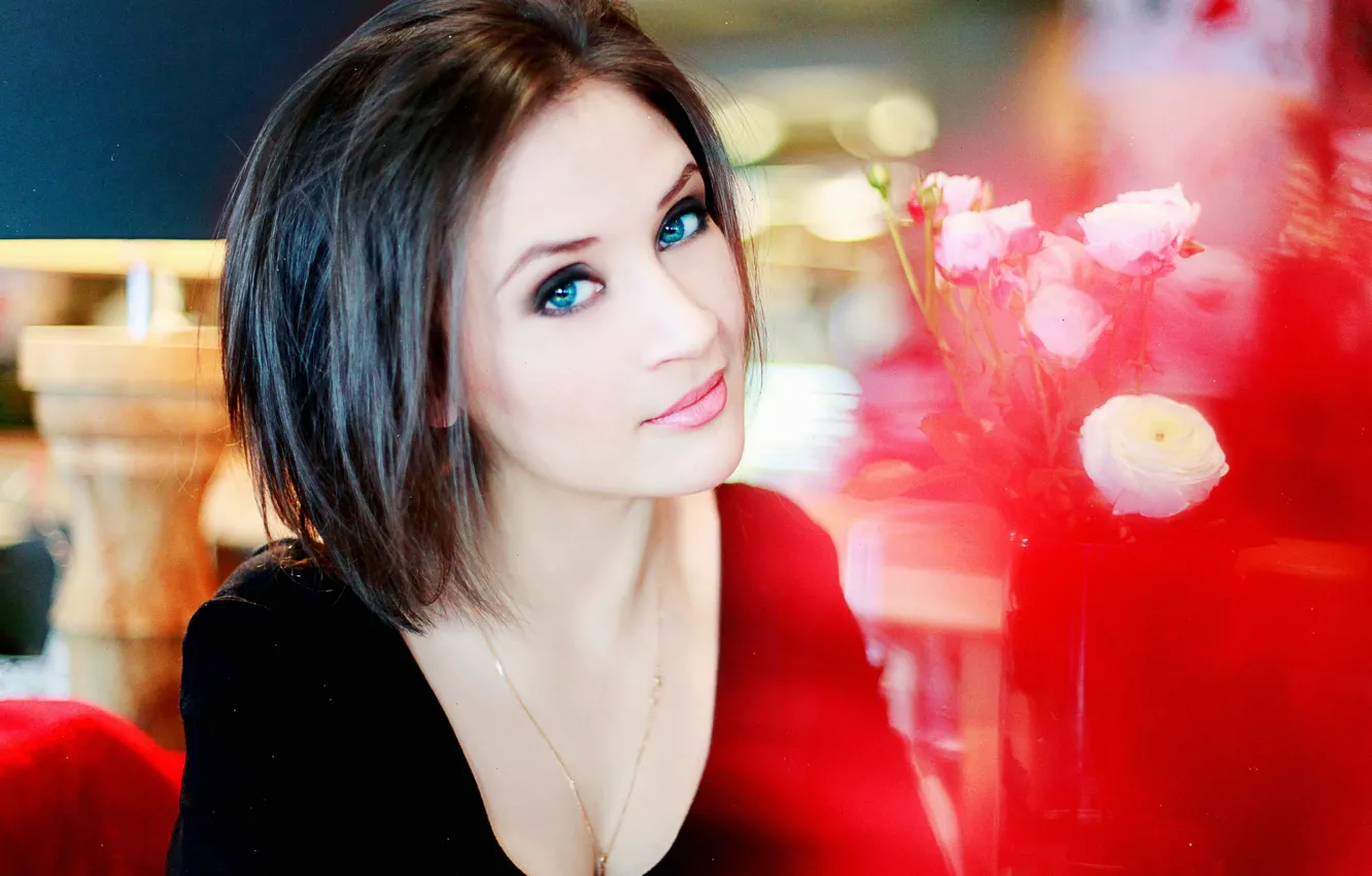 Фото обои girl, photo, smile, view, model, lips, hair, russian