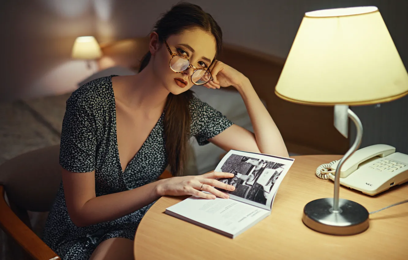 Фото обои взгляд, девушка, поза, настроение, лампа, очки, книга, телефон