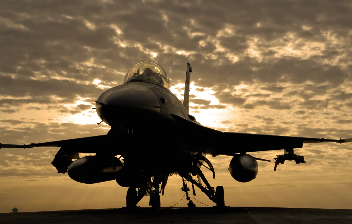 Фото обои облака, пасмурно, Fighting, Ирак, Falcon, авиабаза, ВВС США, F-16C