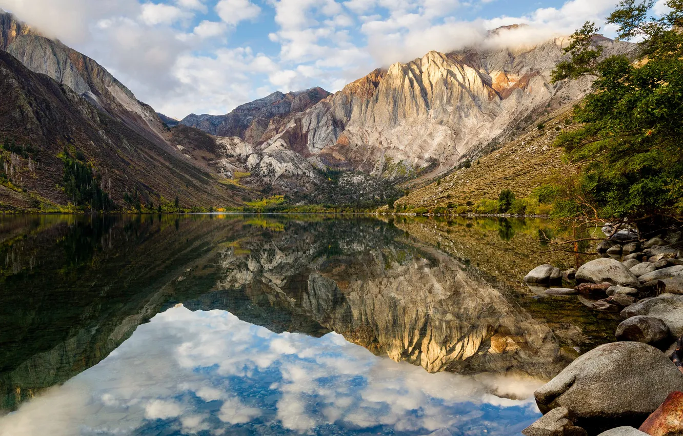 Фото обои небо, облака, горы, отражение, синева, камни, берег, вершины