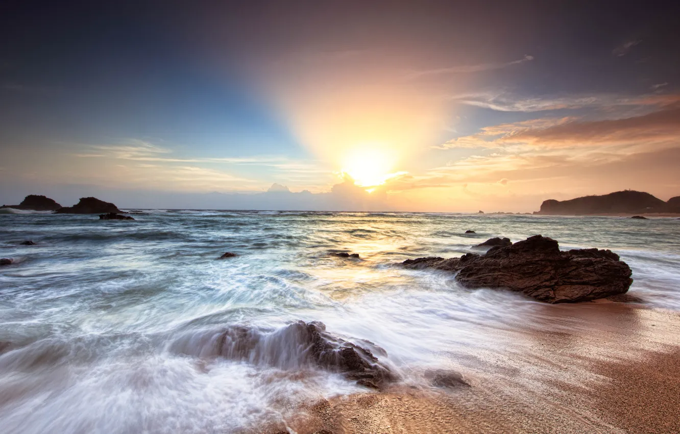Фото обои песок, море, волны, пляж, небо, солнце, облака, свет