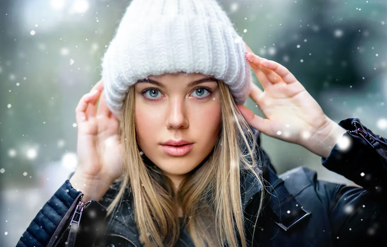 Фото обои взгляд, девушка, снег, лицо, шапка, портрет, руки, Ольга Бойко