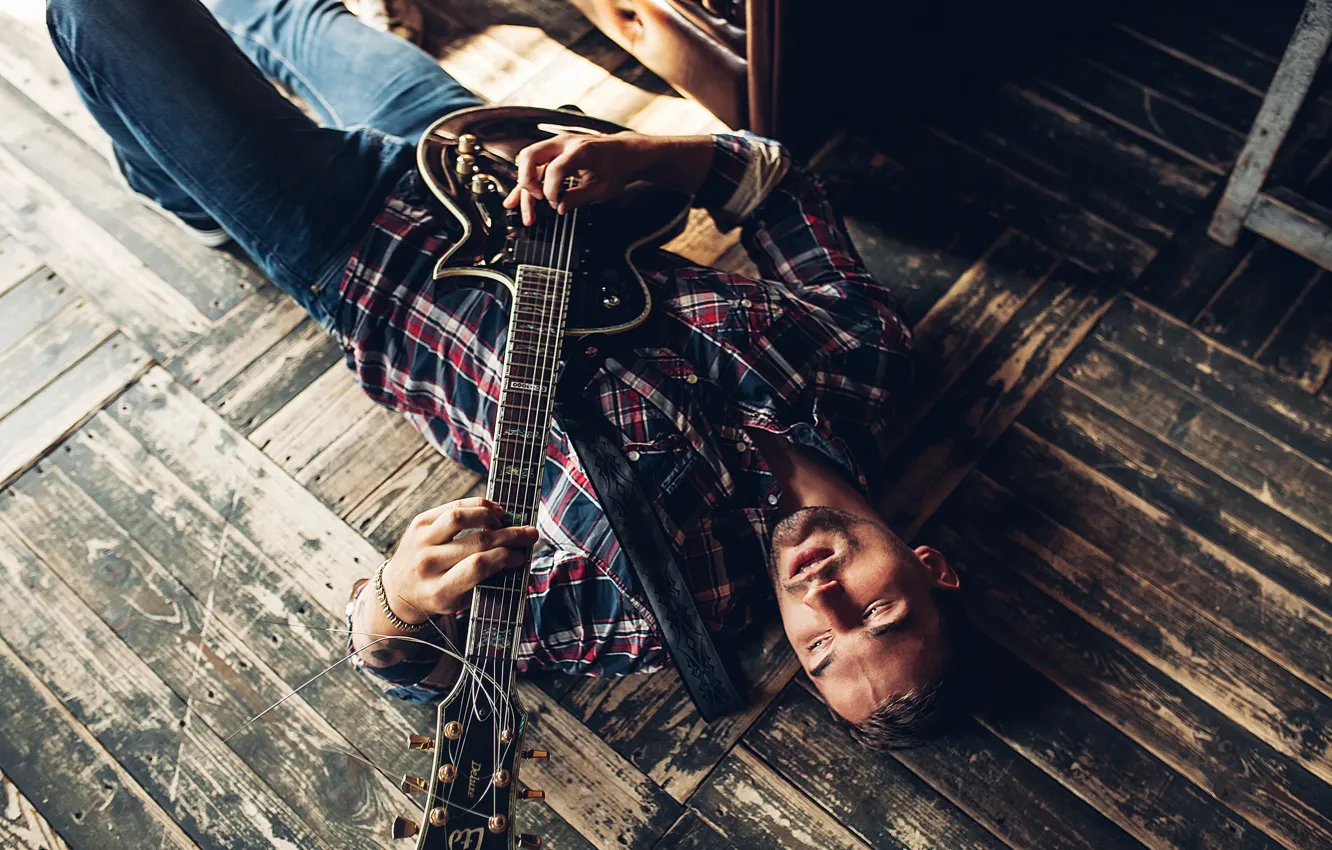Фото обои гитара, джинсы, рубашка, парень, на полу, Roma Roma