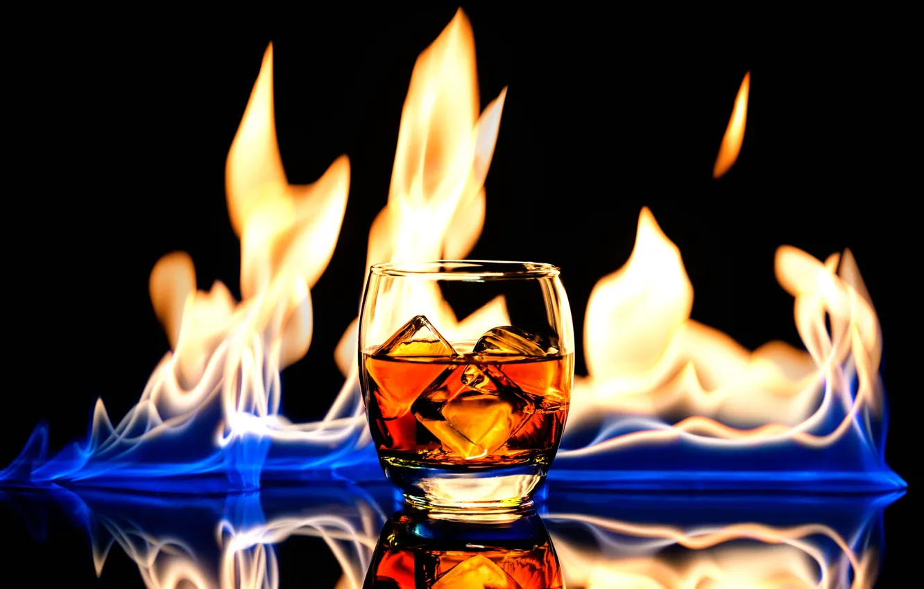 Фото обои стакан, напиток, виски, лёд и пламя