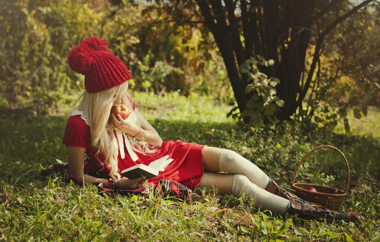 Фото обои девушка, природа, корзина, яблоко, красная шапочка, ботинки, блондинка, лежит