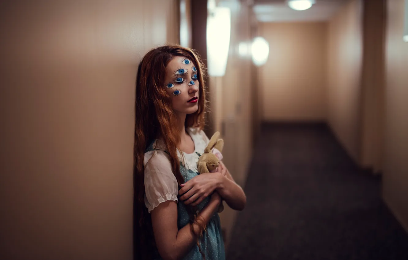 Фото обои девушка, коридор, зайчик, Dreaming, Jesse Herzog