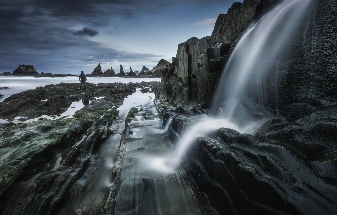 Фото обои море, камни, пасмурно, океан, скалы, берег, человек, водопад