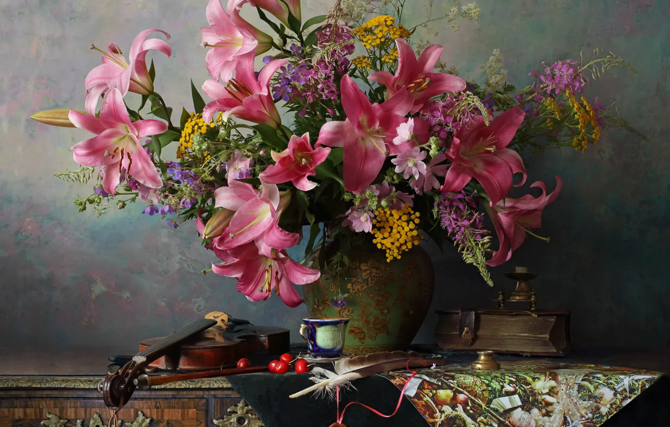 Фото обои цветы, стиль, перо, скрипка, лилии, букет, чашка, книга