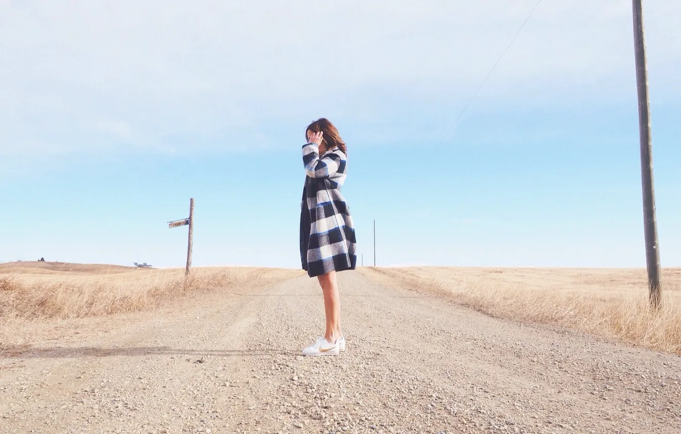 Фото обои дорога, девушка, стоит, пальто, кроссовки