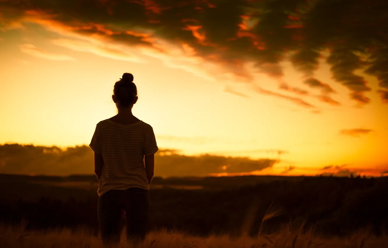 Фото обои небо, девушка, пейзаж, закат, природа, поза, модель, джинсы