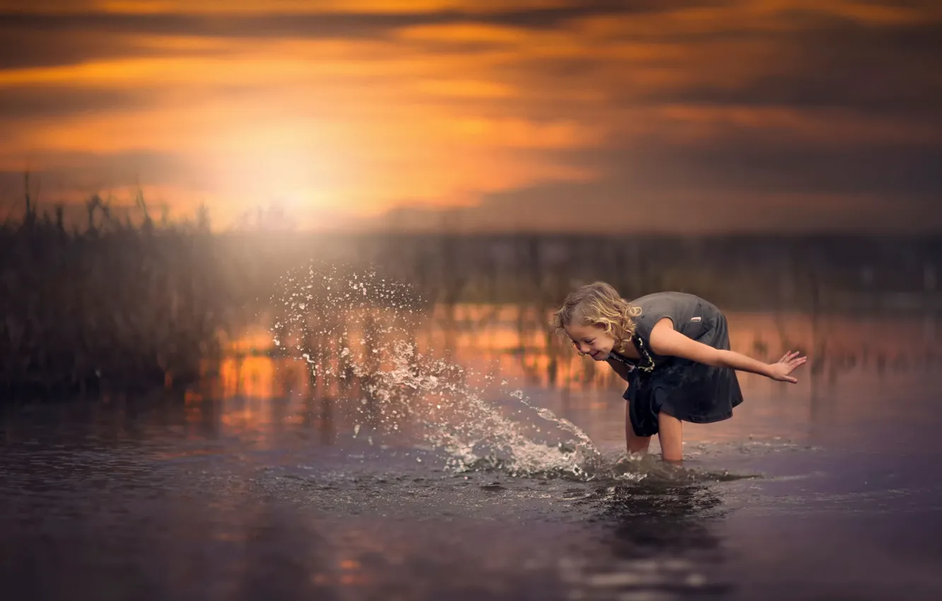 Фото обои вода, смех, всплеск, девочка