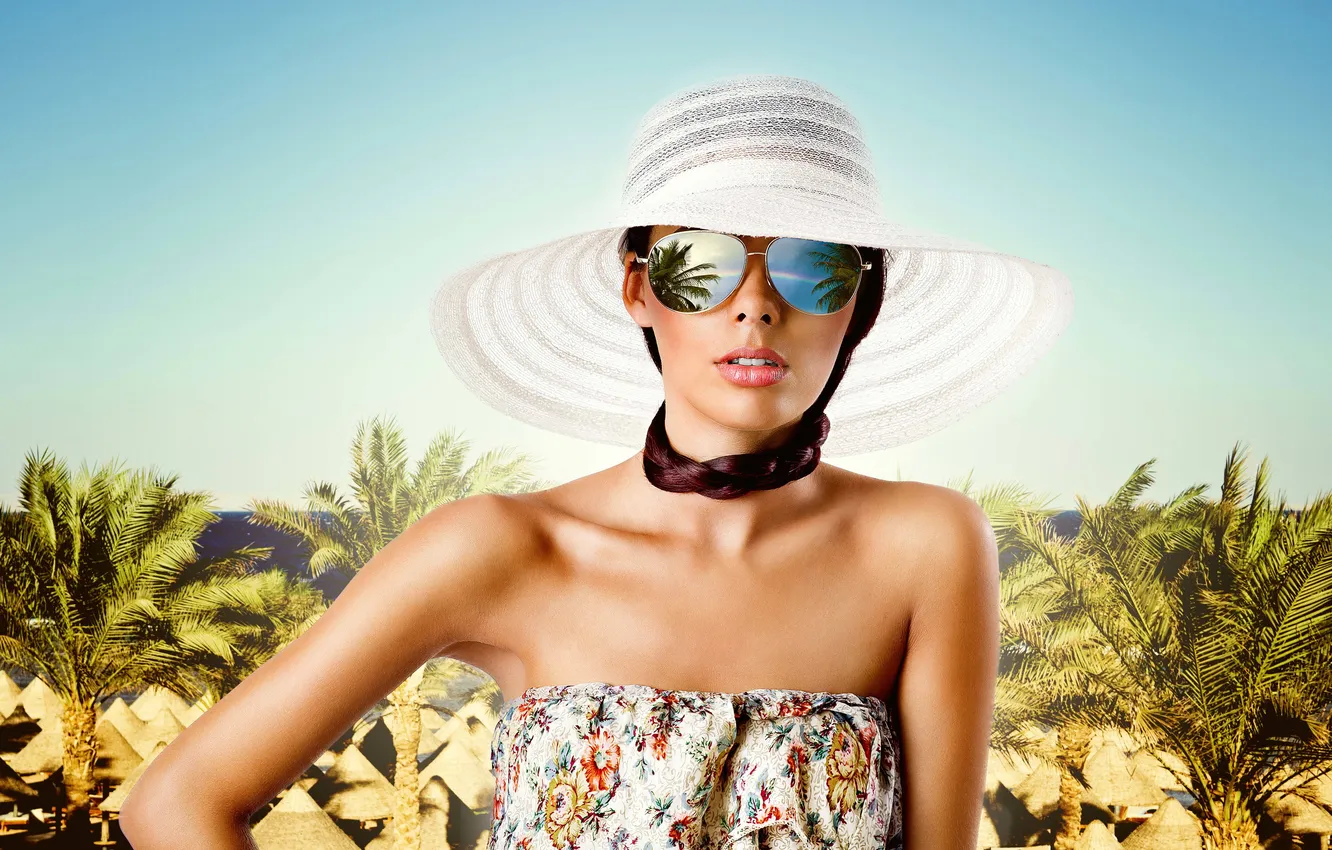 Фото обои небо, девушка, отражение, пальмы, побережье, шляпа, платье, очки