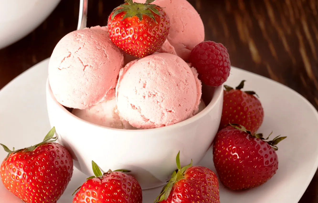 Фото обои шарики, ягоды, малина, клубника, мороженое, десерт, клубничное, креманка