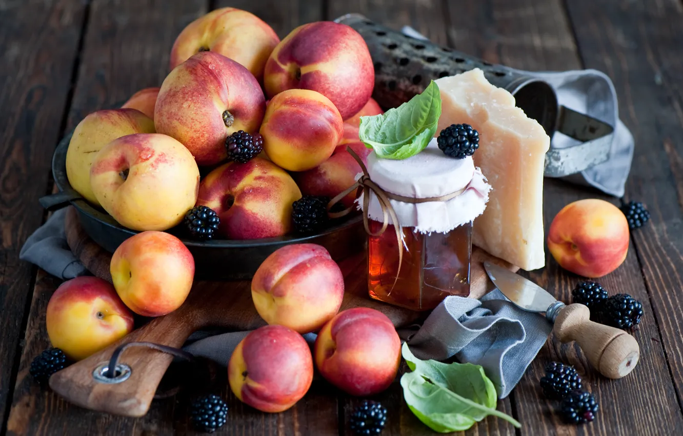 Фото обои листья, ягоды, сыр, мед, посуда, доска, фрукты, персики
