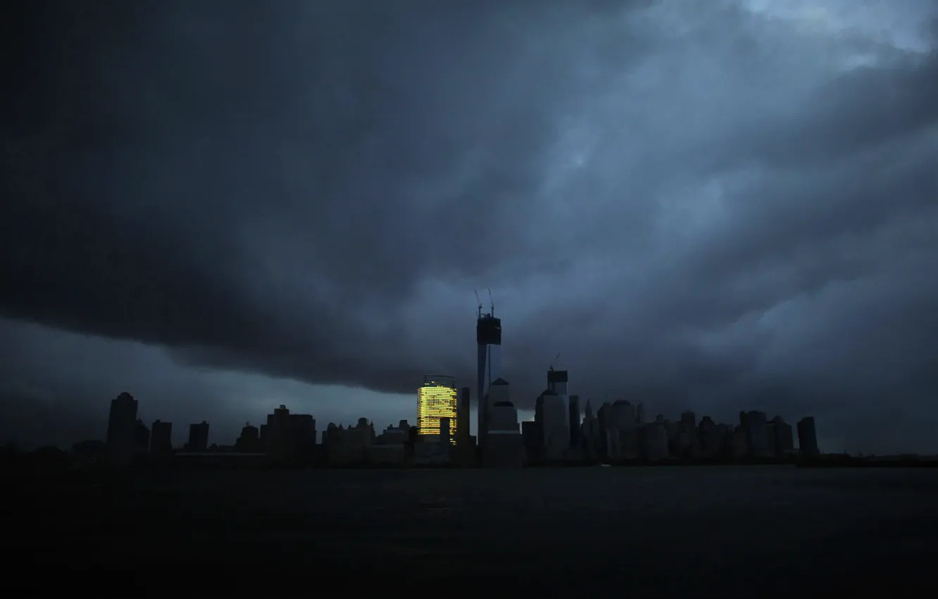 Фото обои тучи, город, пасмурно, апокалипсис, остров, Нью-Йорк, ураган, блэкаут