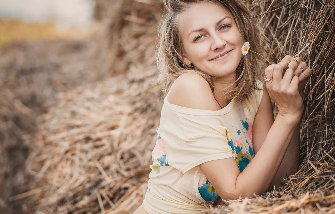 Фото обои девушка, улыбка, ромашка, сено