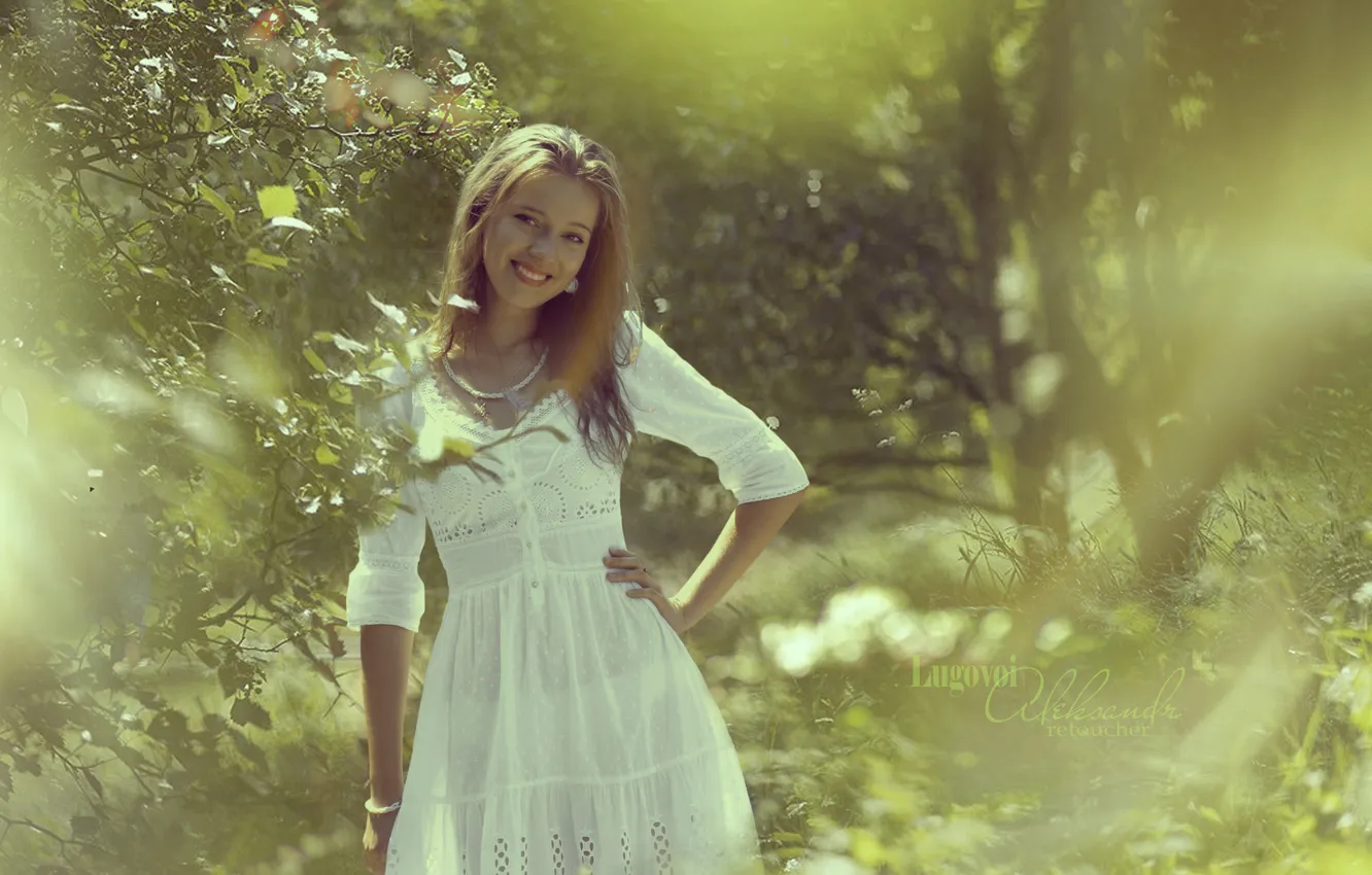 Фото обои зелень, девушка, солнце, природа, блики, платье, стоит, красивая