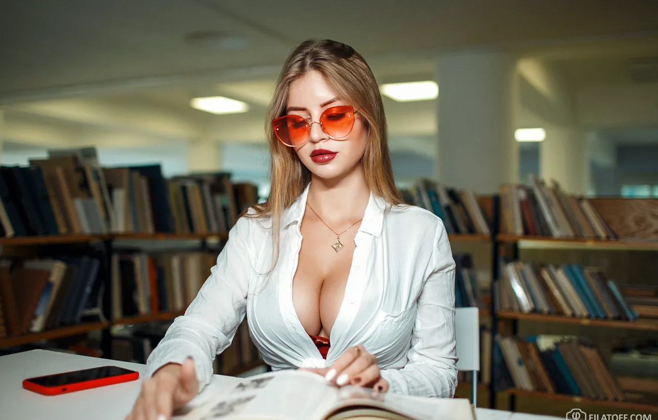 Фото обои грудь, девушка, книги, очки, библиотека, Дмитрий Филатов, читательница