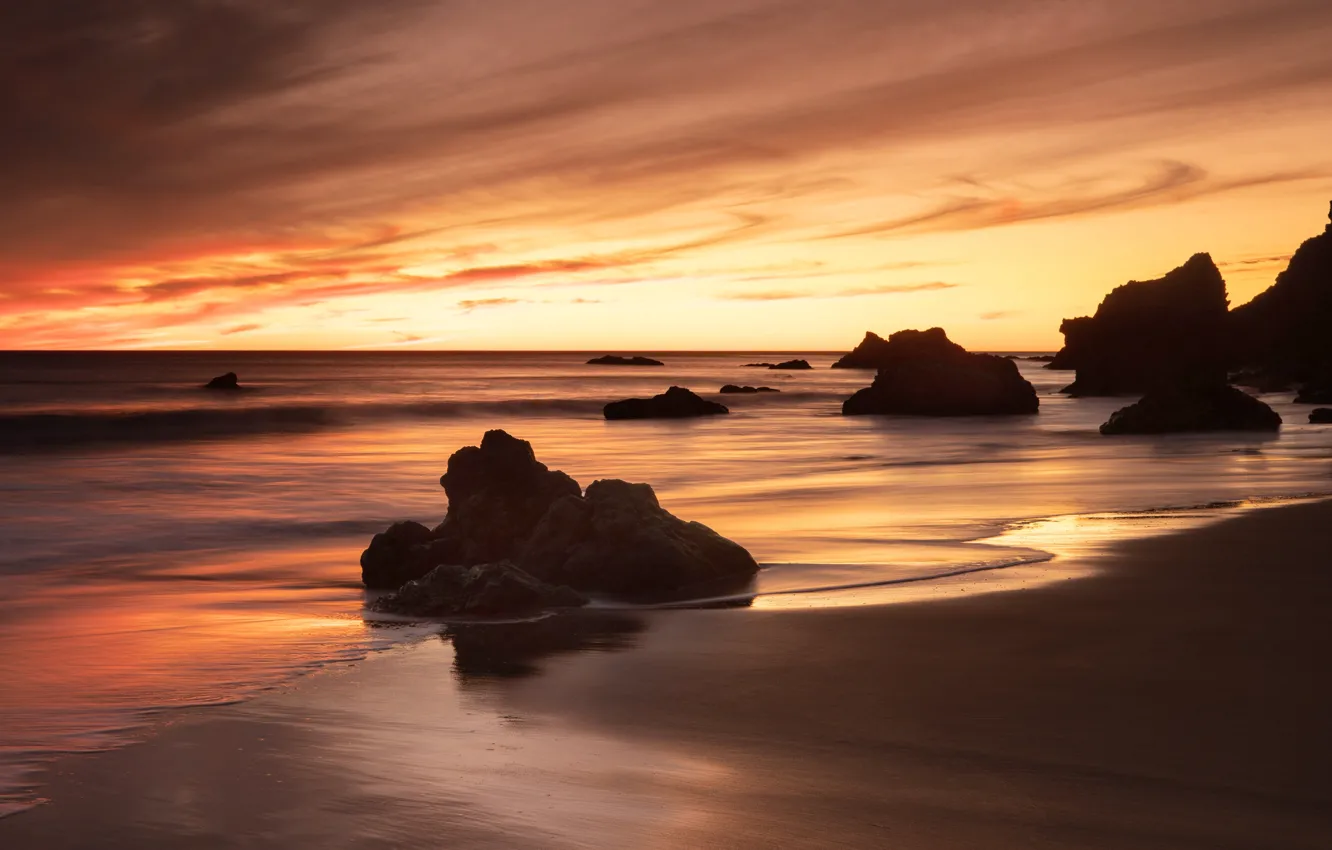 Фото обои песок, море, пляж, небо, облака, камни, скалы, берег