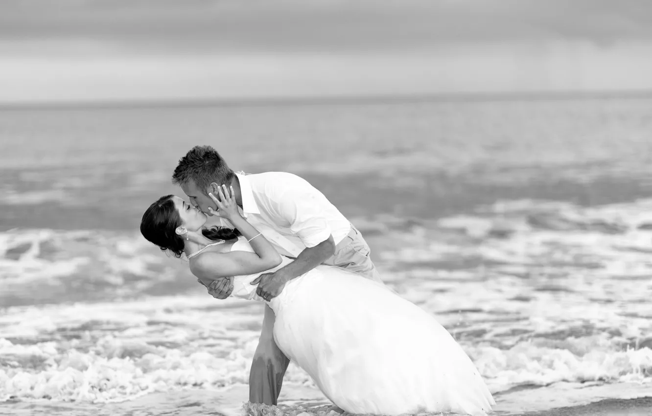 Фото обои море, вода, люди, берег, женщина, поцелуй, черно-белое, мужчина