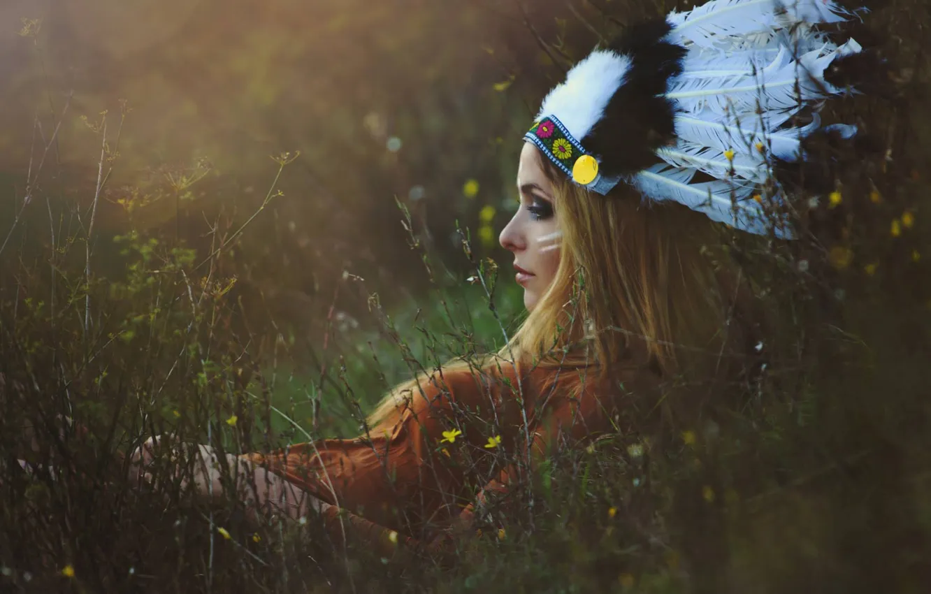 Фото обои трава, девушка, природа, лицо, настроение, перья, головной убор
