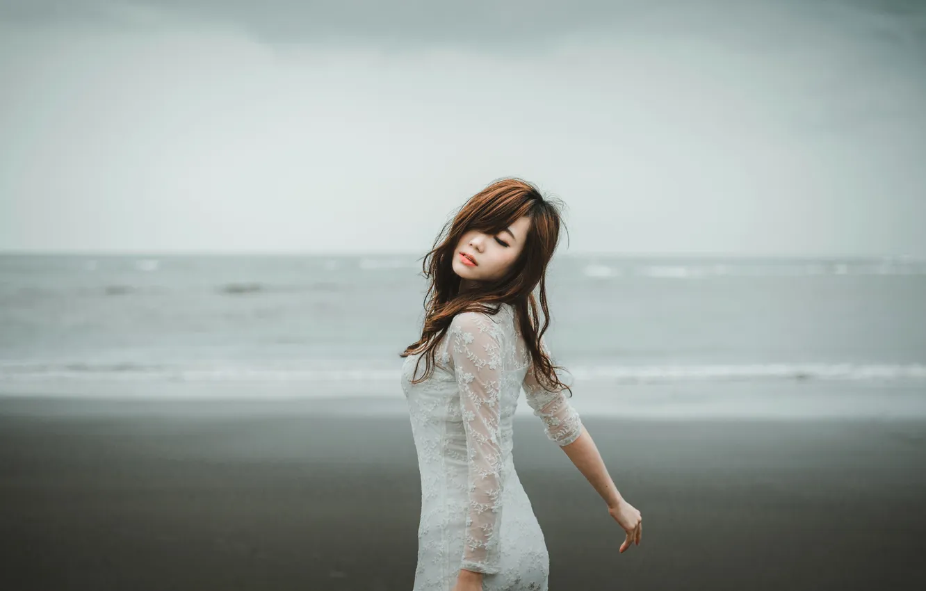 Фото обои море, гроза, пляж, девушка, волосы, спина, руки, платье