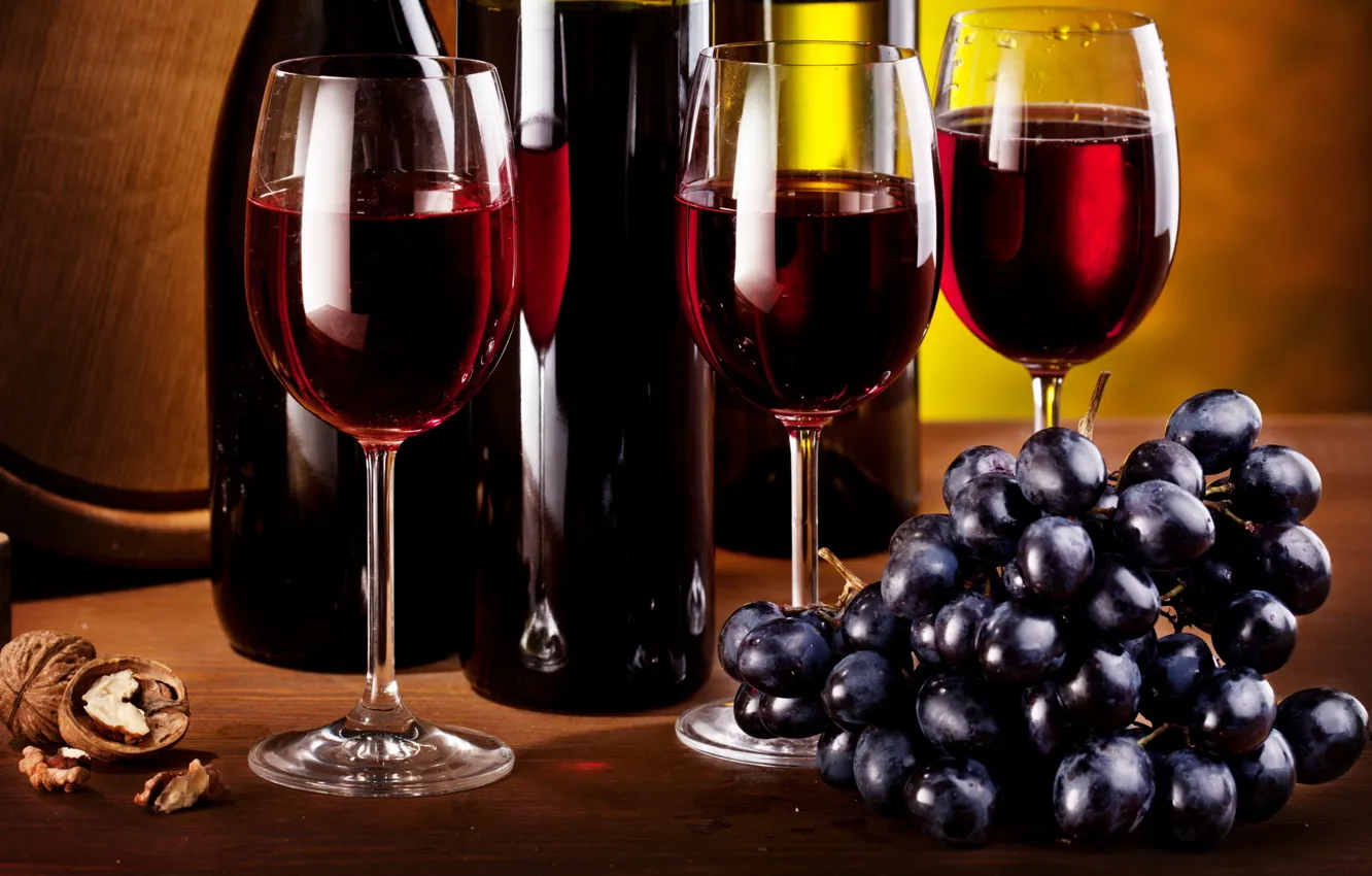 Фото обои вино, орех, бокалы, виноград, гроздь, бутылки, кисть