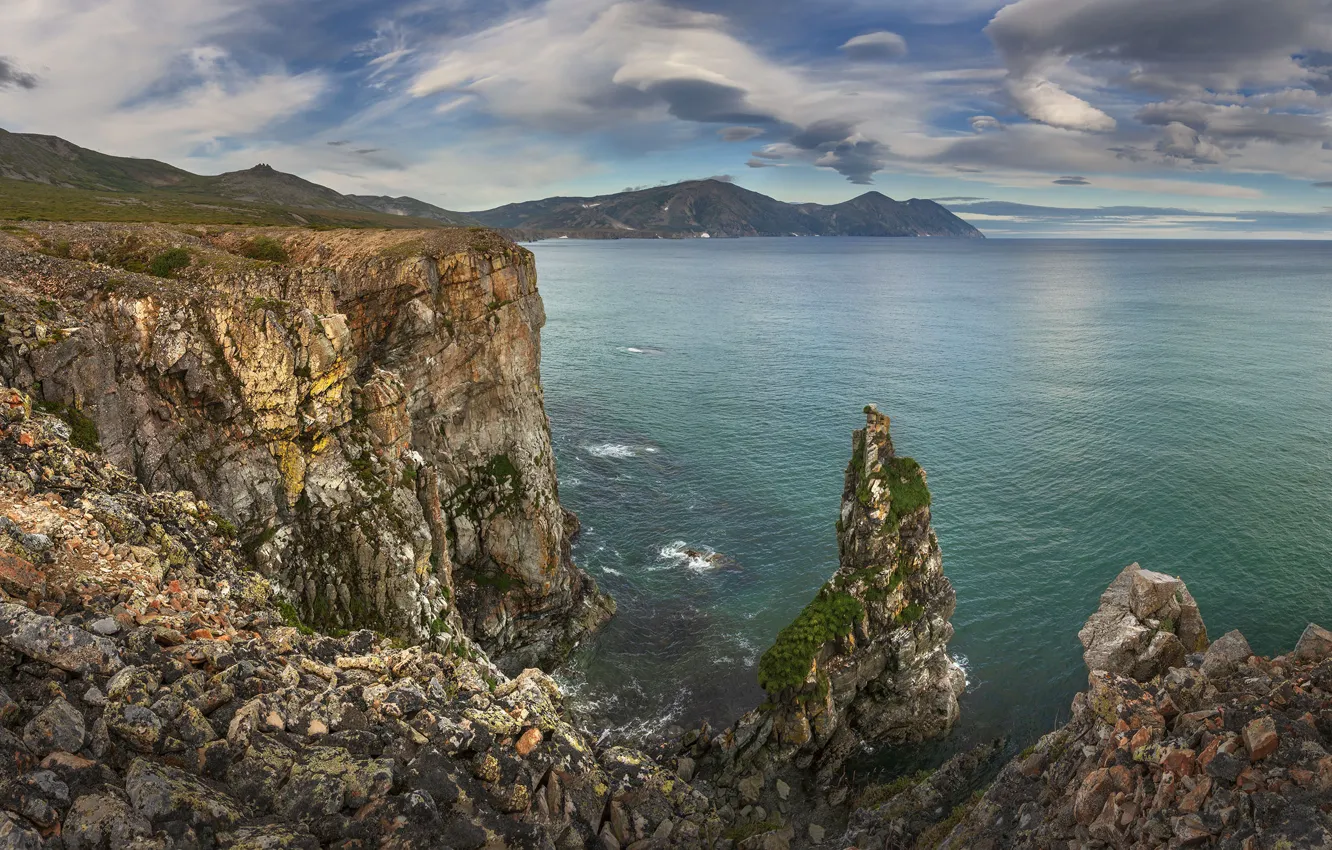 Фото обои море, облака, скалы, побережье, полуостров, Владимир Рябков, Колыма, Охотское море