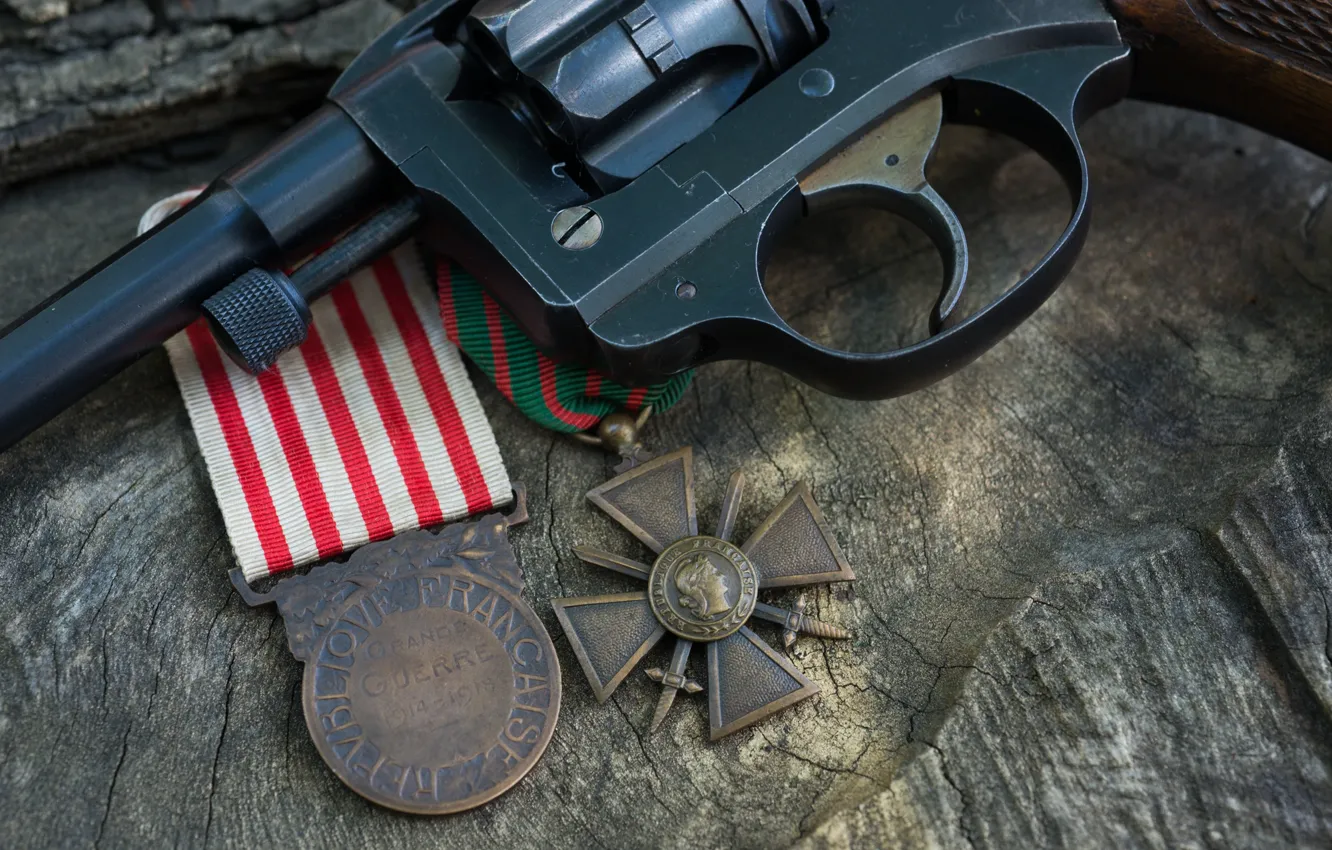 Фото обои Медаль, Croix de guerre, 1914–1918, WW1 France, Commemorative War Medal, револьвер наган