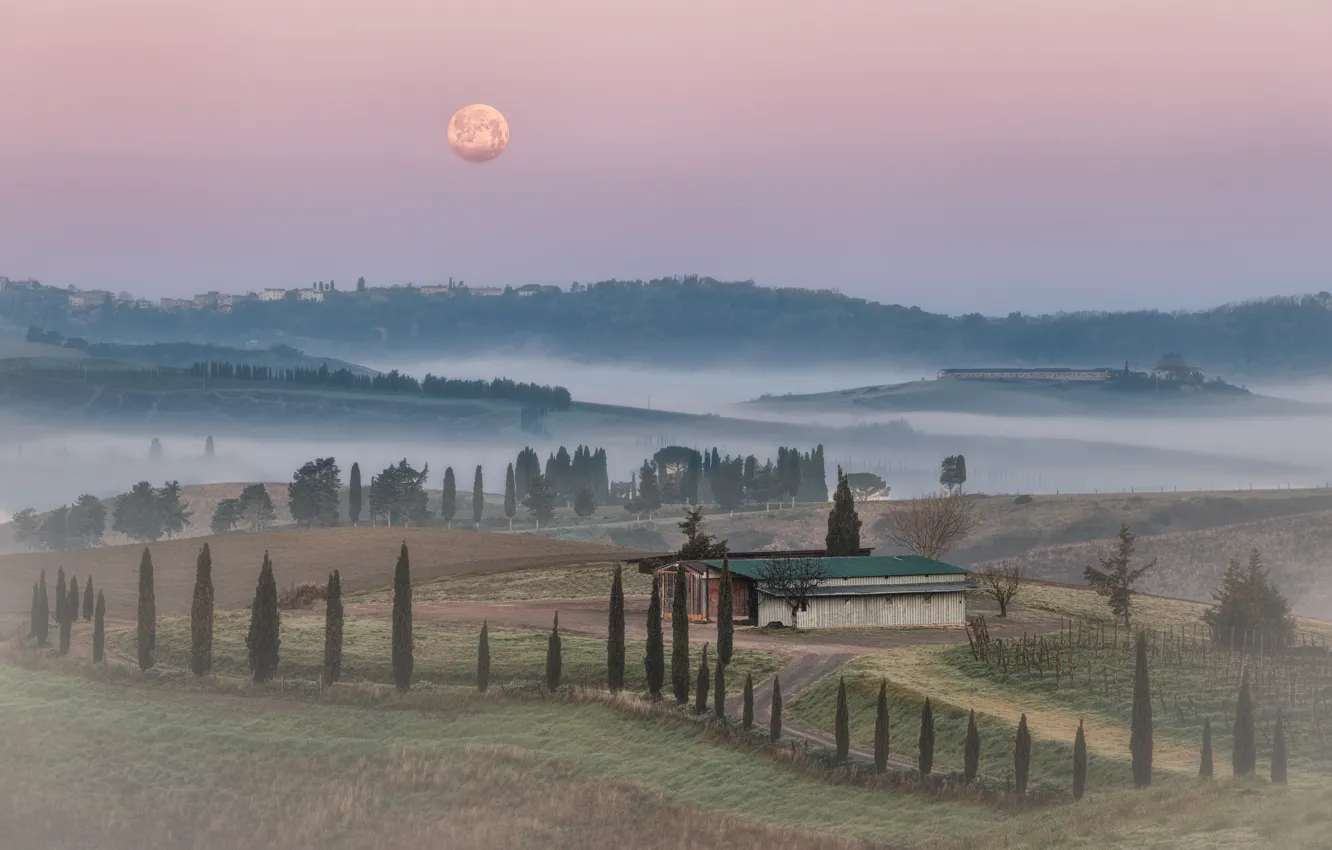 Фото обои туман, холмы, луна, поля, утро, Италия, домики, Тоскана