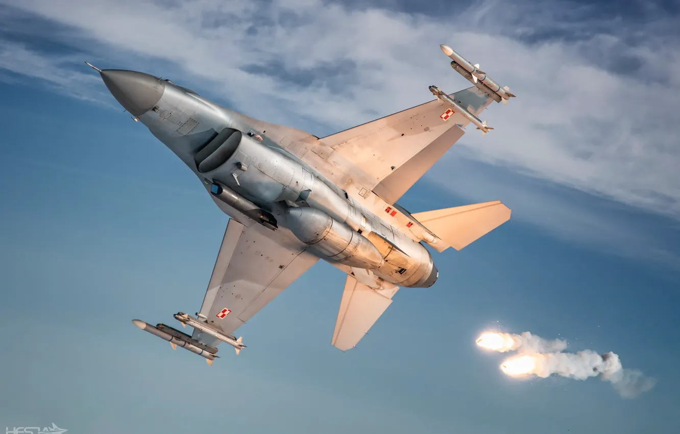 Фото обои F-16, ЛТЦ, F-16 Fighting Falcon, ВВС Польши, ПТБ, AIM-120 AMRAAM, AIM-9 Sidewinder, HESJA Air-Art Photography