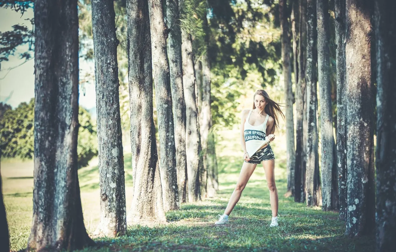 Фото обои лес, лето, девушка, деревья, парк, модель, шорты, майка