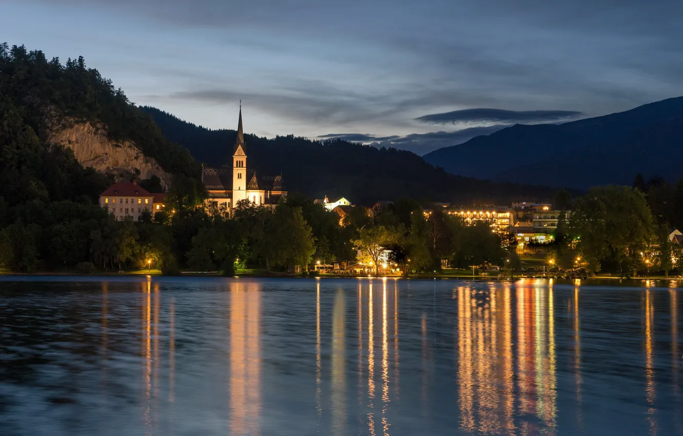 Фото обои лес, деревья, горы, огни, озеро, берег, дома, вечер