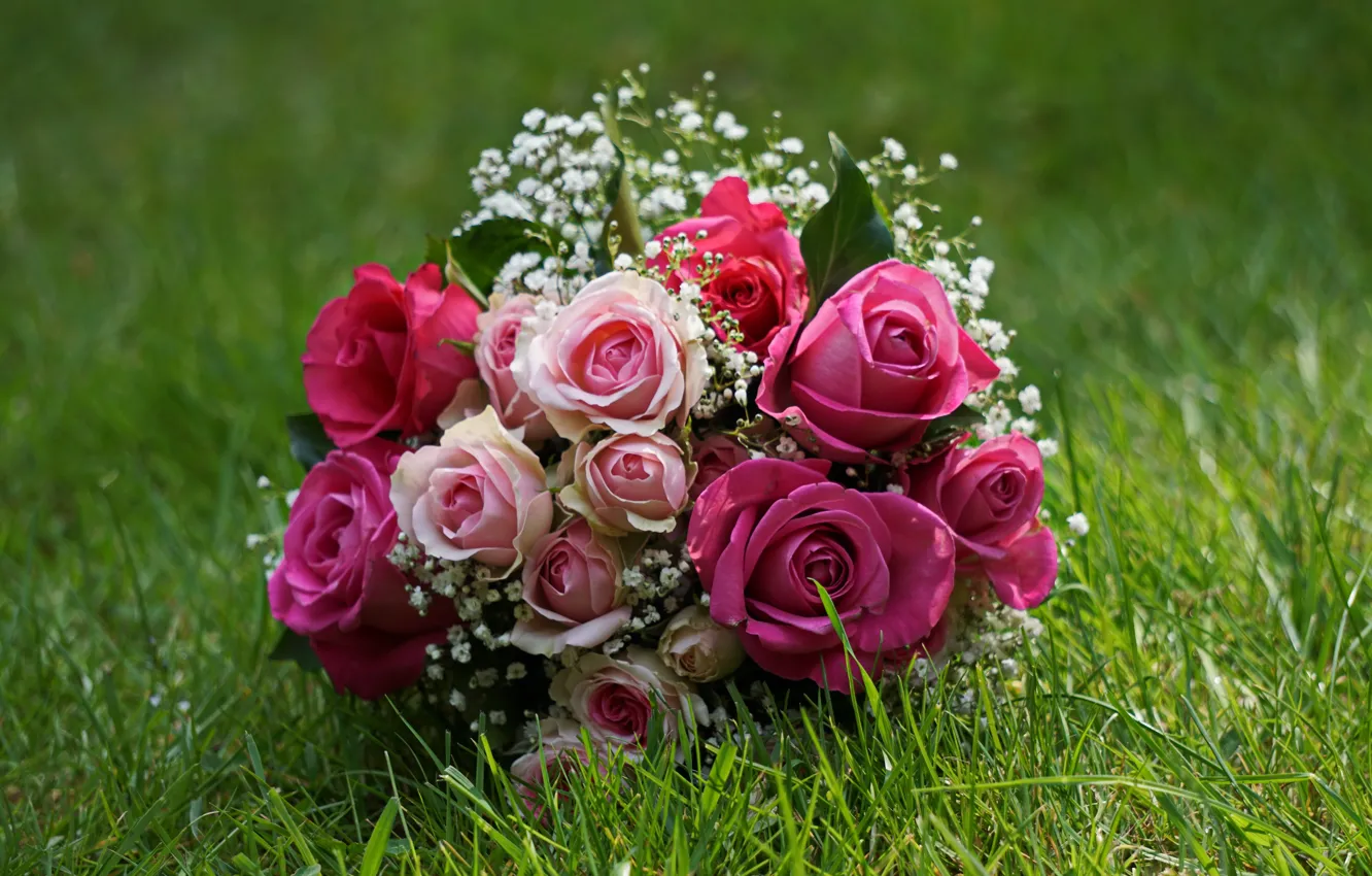 Фото обои трава, розы, букет, свадебный букет