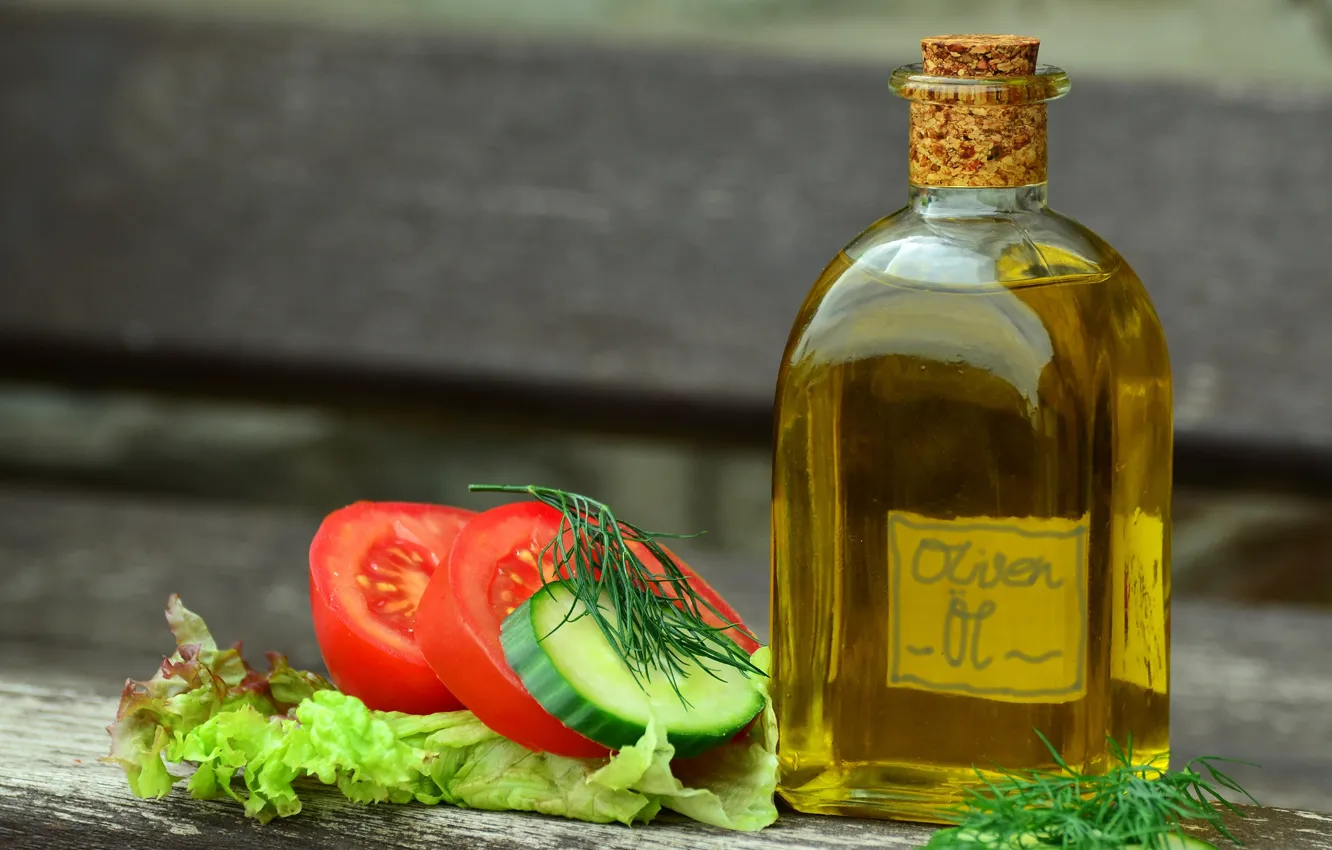 Фото обои зелень, бутылка, масло, помидоры, огурцы