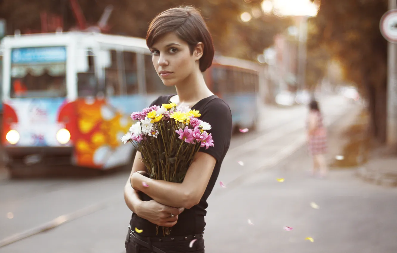 Фото обои взгляд, девушка, цветы, город, букет, лепестки, трамвай, шатенка
