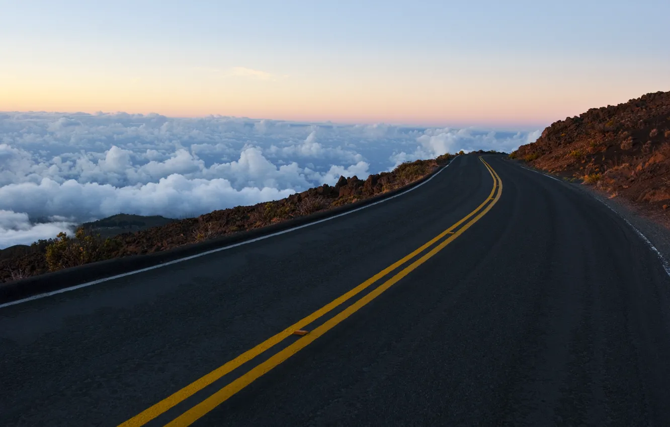 Фото обои дорога, небо, облака, горы, скалы, разметка, горизонт