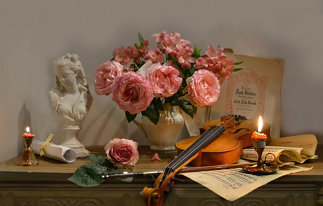 Фото обои цветы, ноты, скрипка, розы, свечи, скульптура, кувшин, натюрморт