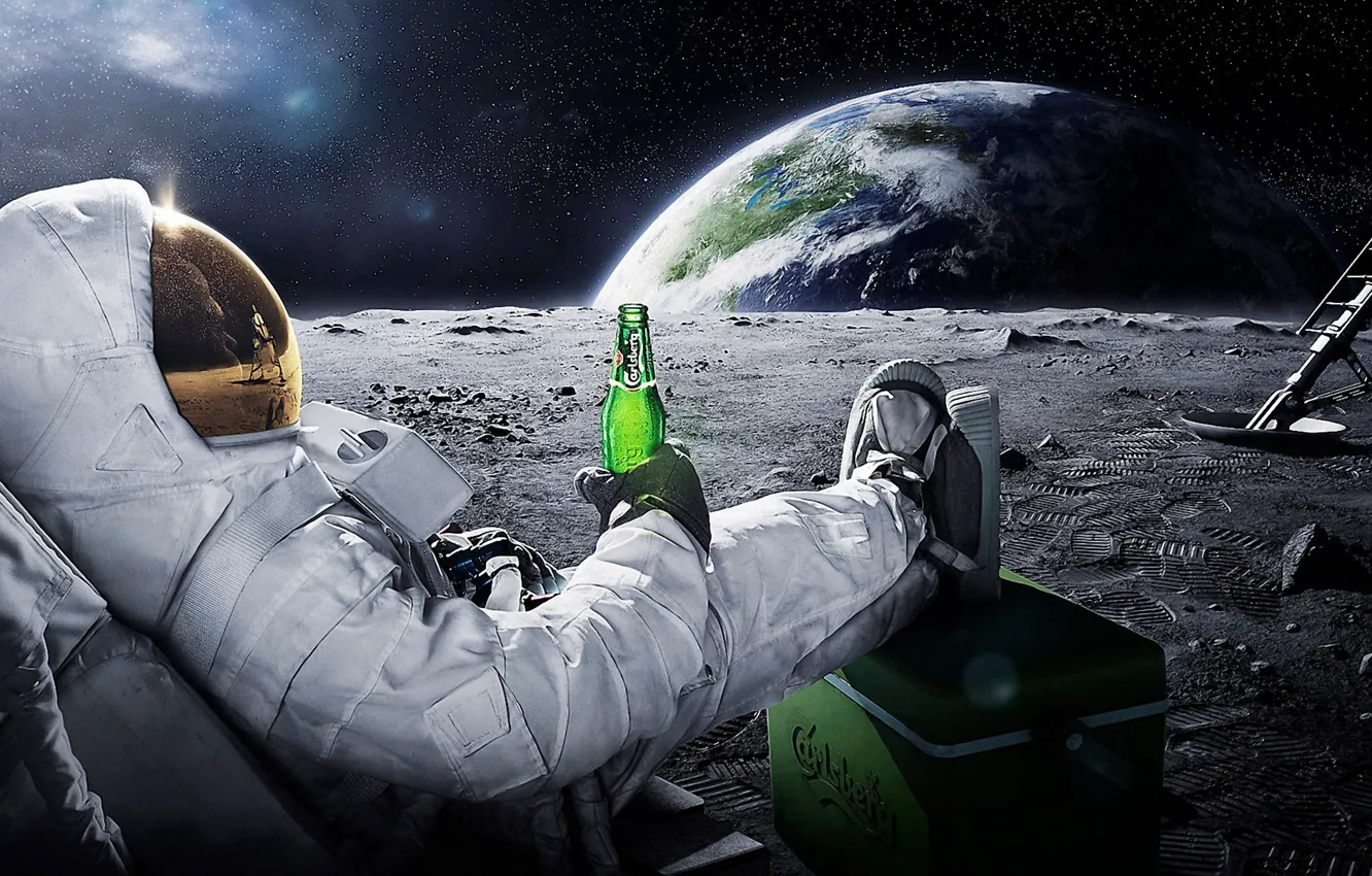 Фото обои космос, земля, луна, пиво, космонавт, астронавт, carlsberg