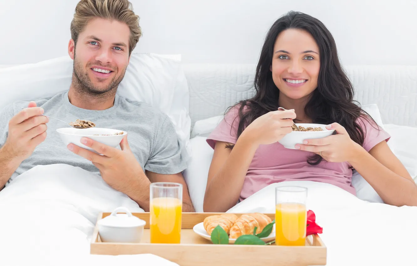 Фото обои девушка, настроение, еда, подушки, завтрак, сок, пара, тарелки