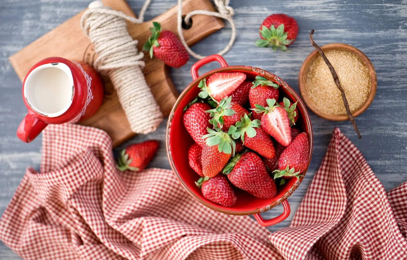 Фото обои ягоды, клубника, тарелка, сахар, доска, скатерть, ваниль, Anna Verdina