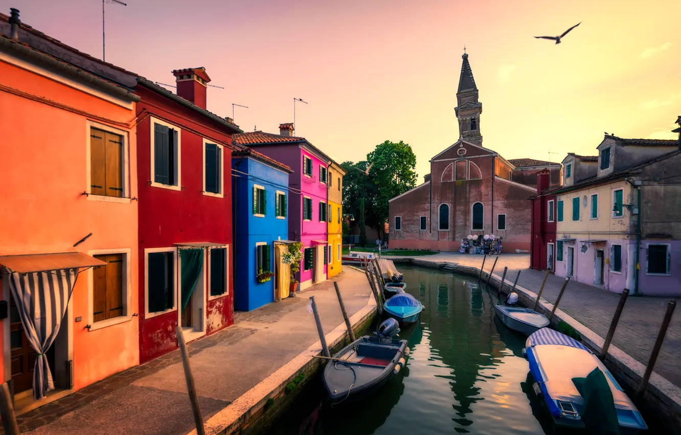 Фото обои город, дома, лодки, утро, Италия, Венеция, канал, квартал